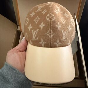 LV CARRY ON BEIGE CAP! WORN 1X! SIZE L/ 60! 100% AUTHENTIC! READ DESCRIPTION 1ST